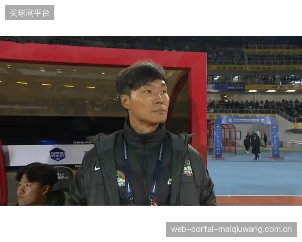 河南队主场迎战苦主上海海港，南基一的防守反击战术面临考验。